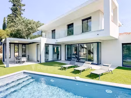 villa de luxe à louer dans le quartier village-le val-cabrieres