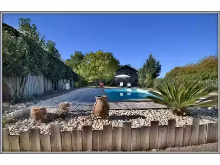 maison de ville au coeur de la bastide avec grand terrain  piscine et 2 séchoirs à tabac