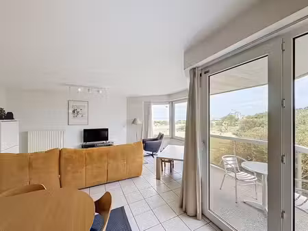 appartement spacieux de trois chambres offrant une magnifique vue dégagée sur la mer et le