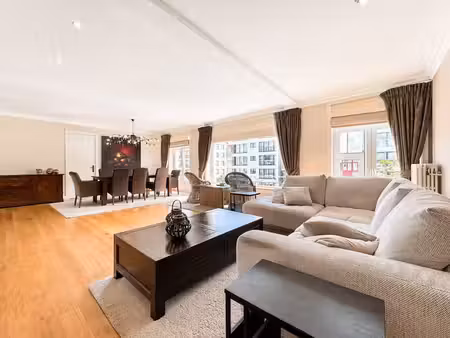 appartement exceptionnellement spacieux (environ 200 m²) ave