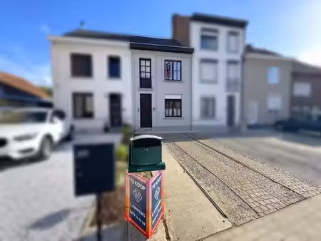 maison bien entretenue  avec un agréable jardin ensoleillé !