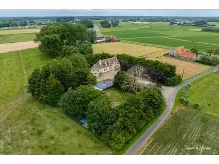 villa de construction de haute qualité avec dépendance et p