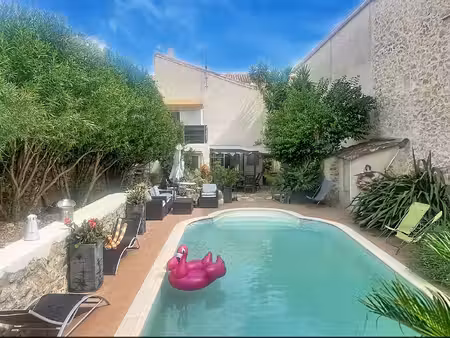 spacieuse maison de village avec jardin  piscine et gîte