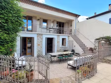 spacieuse maison de village en pierre avec piscine et appartement
