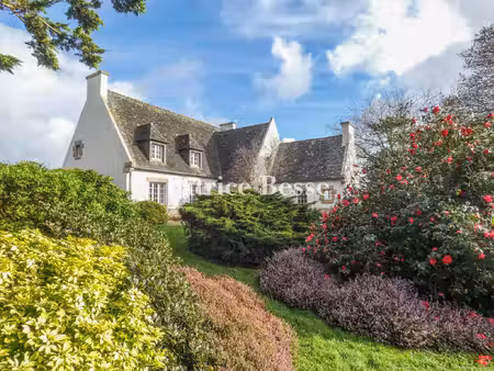 dans le finistère  avec un jardin de 4000 m² et à 800 m de la plage  une maison des années