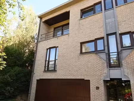 lumineux appartement 2 chambres avec terrasse + garage