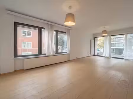 stockel : bel appartement rénové à 100m de la place dumon !