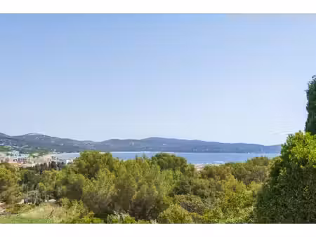 villa avec piscine et vue sur la mer dans le domaine privé « super cavalaire »
