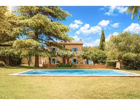 charmant mas en pierre rénové (250m2) avec piscine  au cur de la provence