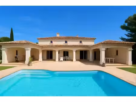 sanary sur mer -belle villa traditionnelle -7 chambres -terrain de+1 200m2-piscine-garage.