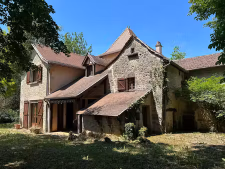 maison familiale en pierre avec terrain attenant