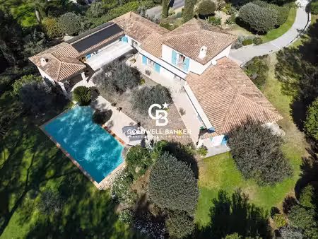 elégante villa de prestige dans un domaine privé.