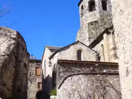 batiment atypique a restaurer dans un fort villageois