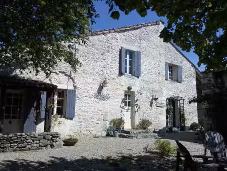 charme et volumes - propriete en pierre avec grange