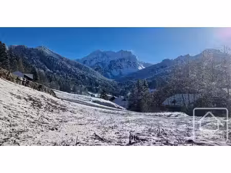 un charmant terrain ensoleillé avec vue sur les montagnes dans le domaine skiable de la...