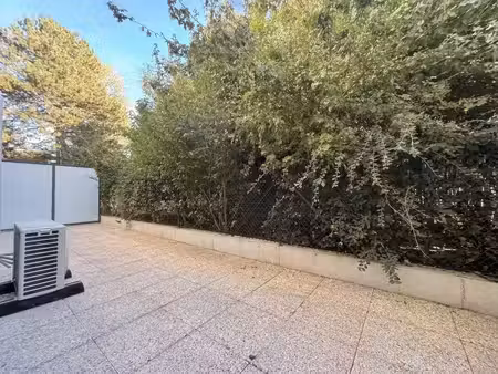 à saint-priest : charmant t2 climatisé de 48 m2 avec terrass