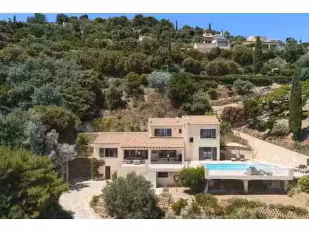 villa méditerranéenne avec vue panoramique sur la mer