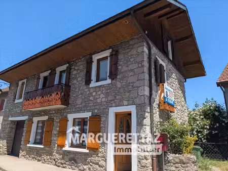 maison de village en pierre en plein coeur de boege