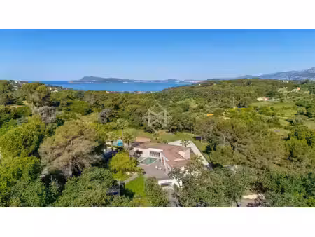 villa d'exception de 480 m² sur 1 hectare  entre vignes  forêt et plages