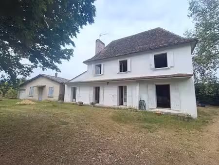 propriete de 2 maisons et annexes en bord de riviere