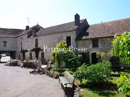 en bourgogne  près de beaune  un ensemble immobilier du 17e s. avec potentiel commercial..