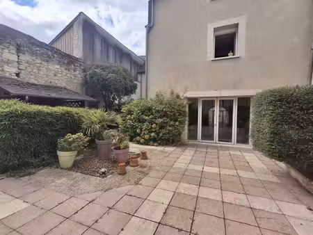 special investisseur : appartement et garage bourgueil centre avec locataire.