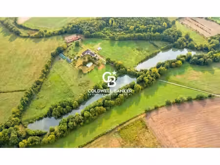ancienne ferme rénovée avec piscine  un gîte  boxes pour chevaux  sur 12 hectares proche..