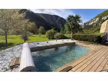 maison en pierre de caractère avec piscine  3 chambres et terrain  aux portes des gorges..