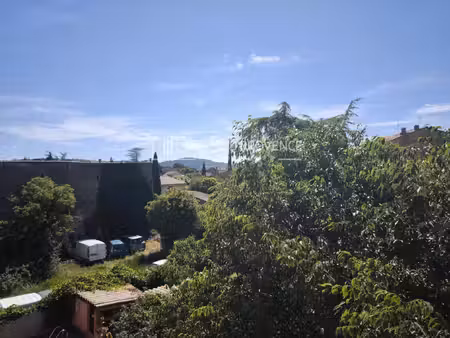 ancien relais de poste avec rooftop à villes-sur-auzon