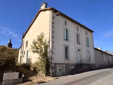 ensemble immobilier a restaurer (3 logements et une dépendance)   centre bourg  jardin ...