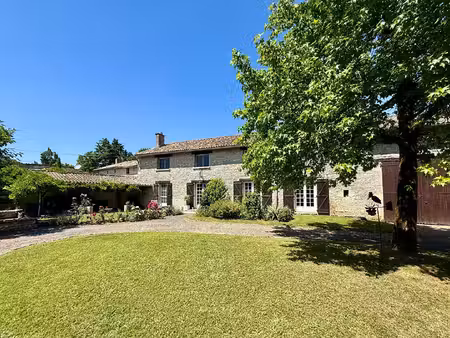 superbe propriété de village en pierre de 4/5 chambres avec terrain privé  piscine et...