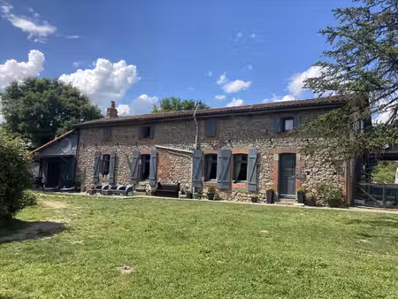 longère dans un cadre idylique  sans voisins!