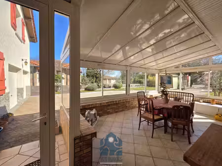 maison individuelle 7 pièces avec terrasses  garages  caves et jardin