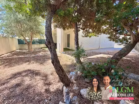t5 en rez-de-jardin  4 chambres  250m2 de jardin privatif  2 places de parking