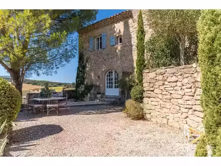 bastide du xviie siècle à flanc de rocher dans un village perché.