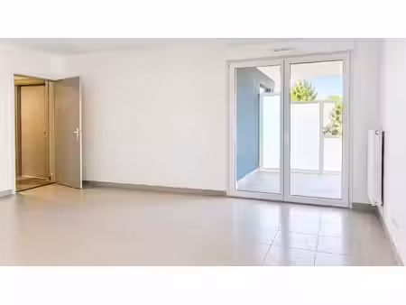 t1 avec balcon et parking à marseille