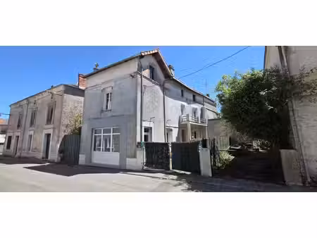 maison de bourg 135m²  3 chambres à champagne mouton (16350)