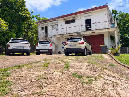 à goyave  découvrez une propriété au fort potentiel ! sur une parcelle verdoyante de 2 938