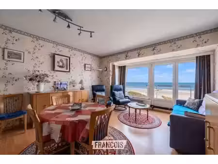 appartement 1 chambre meublé avec vue frontale sur la mer sur la digue à middelkerke