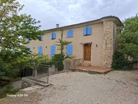 appartement t4 de 87 m² dans maison en pleine campagne à tourves