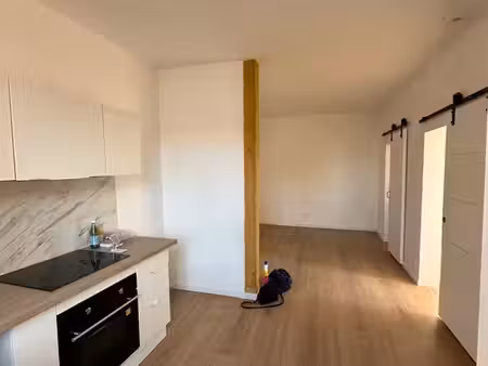 grand t2 meublé rénové – salon de 20 m² – climatisation réversible – centre historique d’a