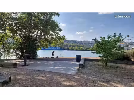 t2 d’exception avec jardin  pieds dans l’eau à gerland