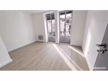 t2 rénové avec balcon – lourdes centre – 47 m² – 450 62 cc