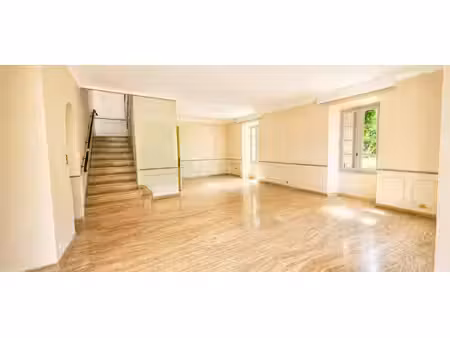 268 m² de caractère sur 885 m² de terrain ! authentique maison en pierre offrant de beaux 