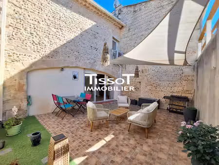 maison de village avec cour intérieure et garage  au coeur de b