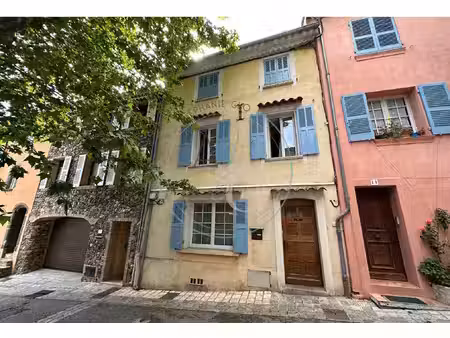 cogolin location annuelle - maison de village t5 de 131.33 m² avec terrasse