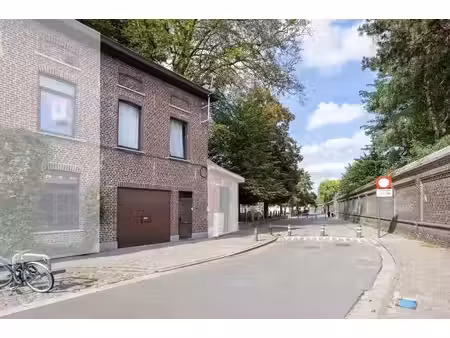 maison de ville avec garage intégré près du centre-ville de