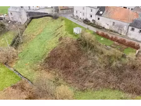 un terrain de caractère  une vue sur la vallée et un beau pr