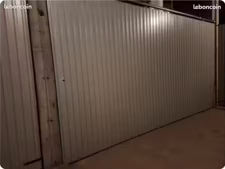 box fermé 50m2 accès 3m50  alarme & electricité sur place