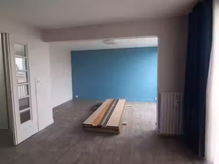 à louer – logement t4 de 80 m² rénové – centre-ville de jeumont – parking privatif